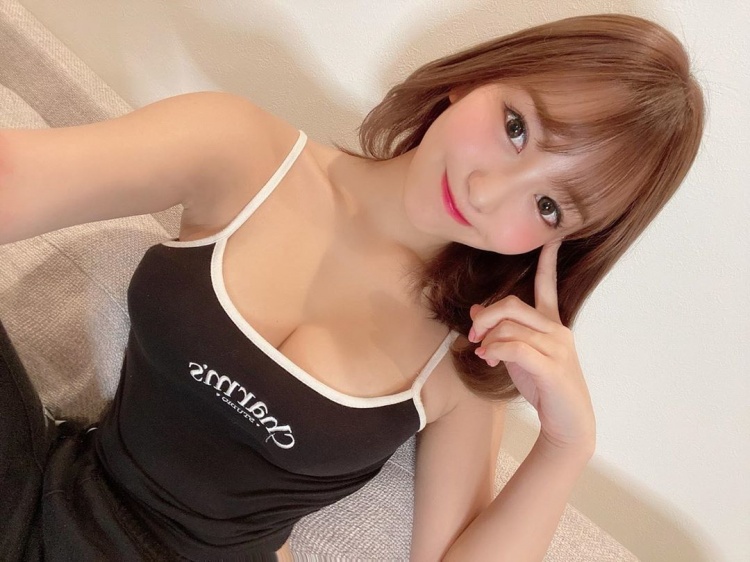 狗狗窩進正妹嫩胸-第1章-图片2