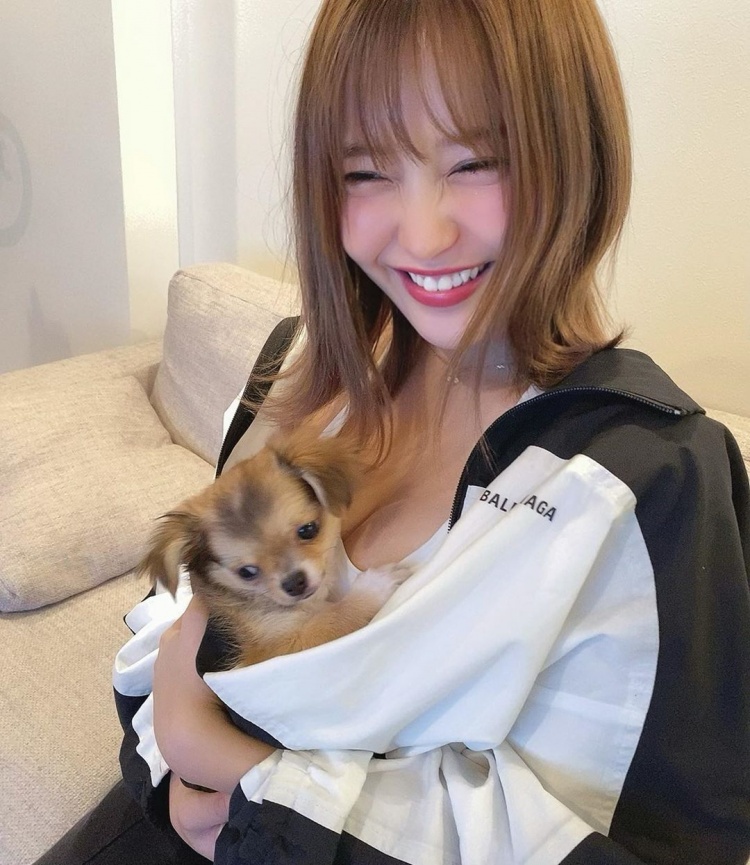 狗狗窩進正妹嫩胸-第1章-图片3