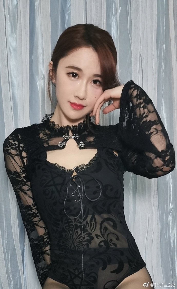 長腿直播主「軒子巨」-第1章-图片11