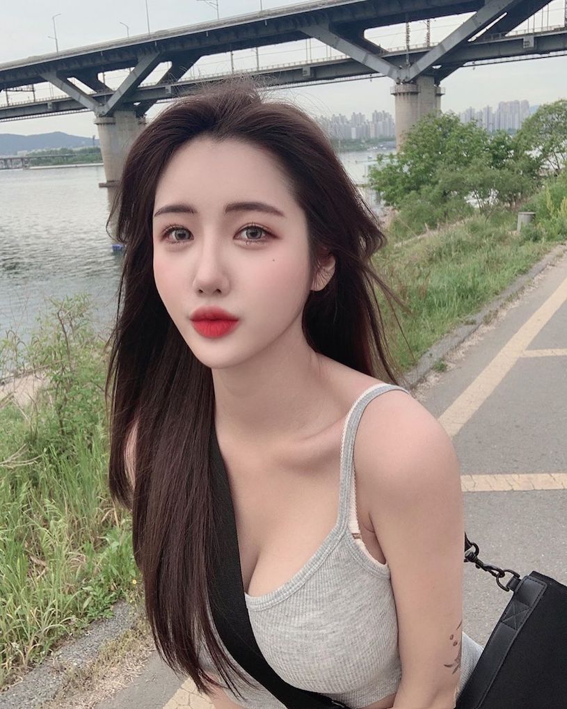放風了！美艷正妹MODEL 윤주穿低胸小背心散步-第1章-图片3