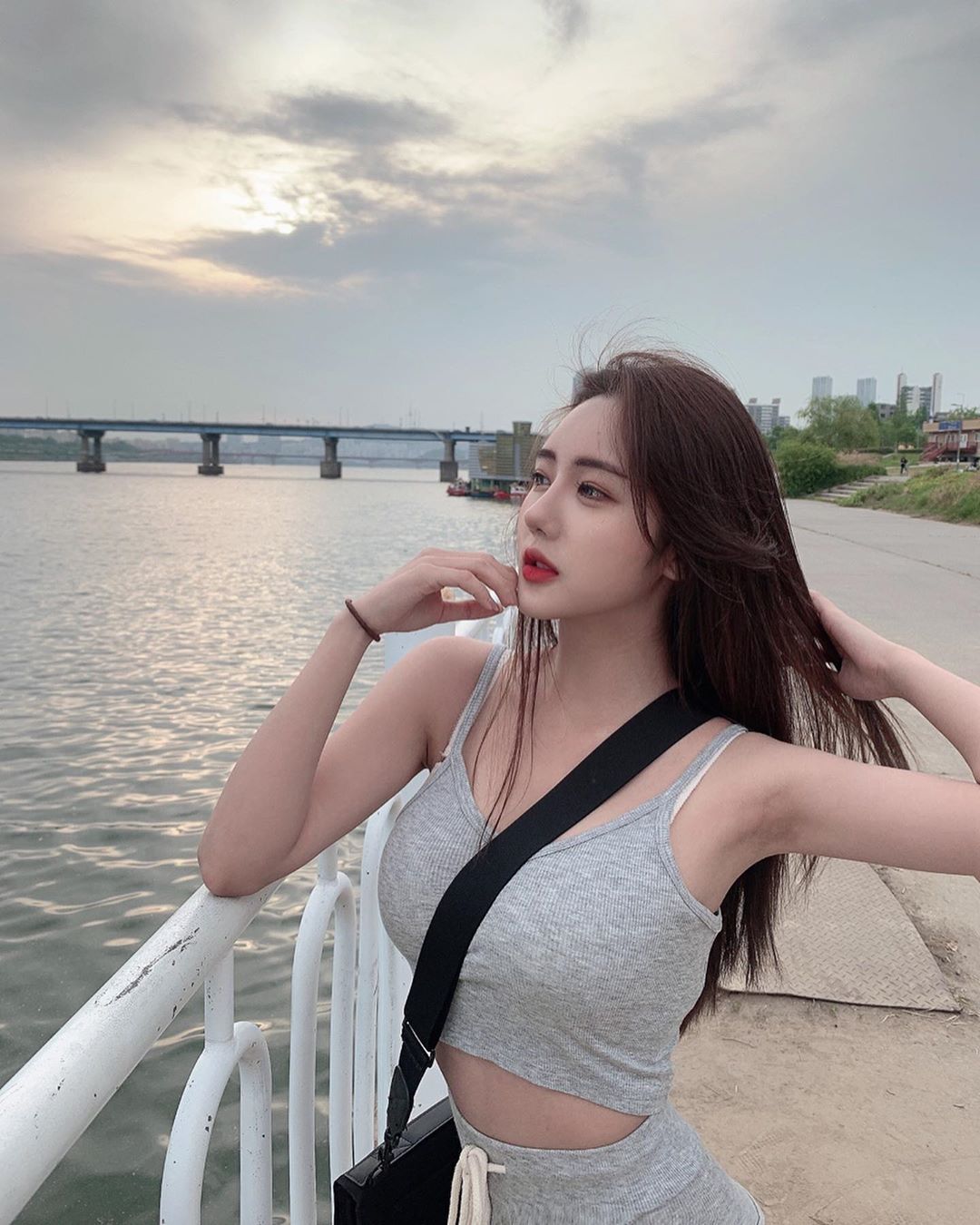 放風了！美艷正妹MODEL 윤주穿低胸小背心散步-第1章-图片5