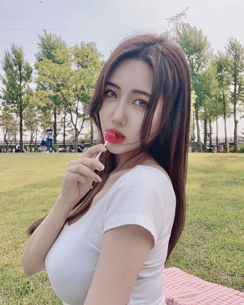 放風了！美艷正妹MODEL 윤주穿低胸小背心散步-第1章-图片9