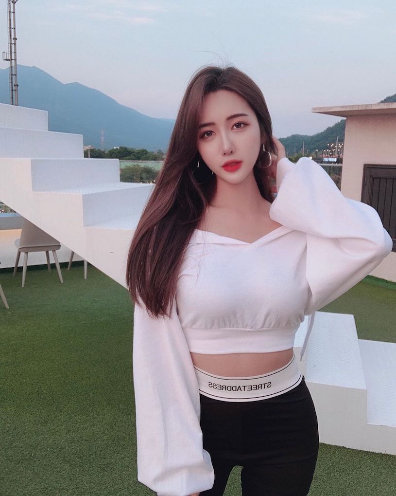 放風了！美艷正妹MODEL 윤주穿低胸小背心散步-第1章-图片15