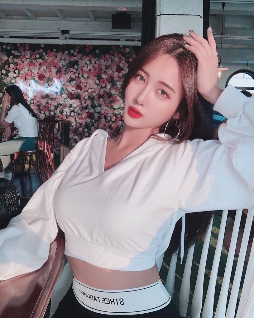 放風了！美艷正妹MODEL 윤주穿低胸小背心散步-第1章-图片17