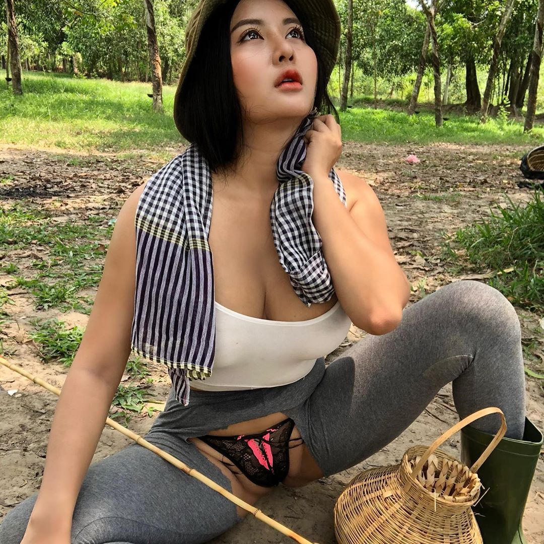 越南巨乳小背心真空捉魚 為吃河鮮無懼走光全身濕透-第1章-图片2