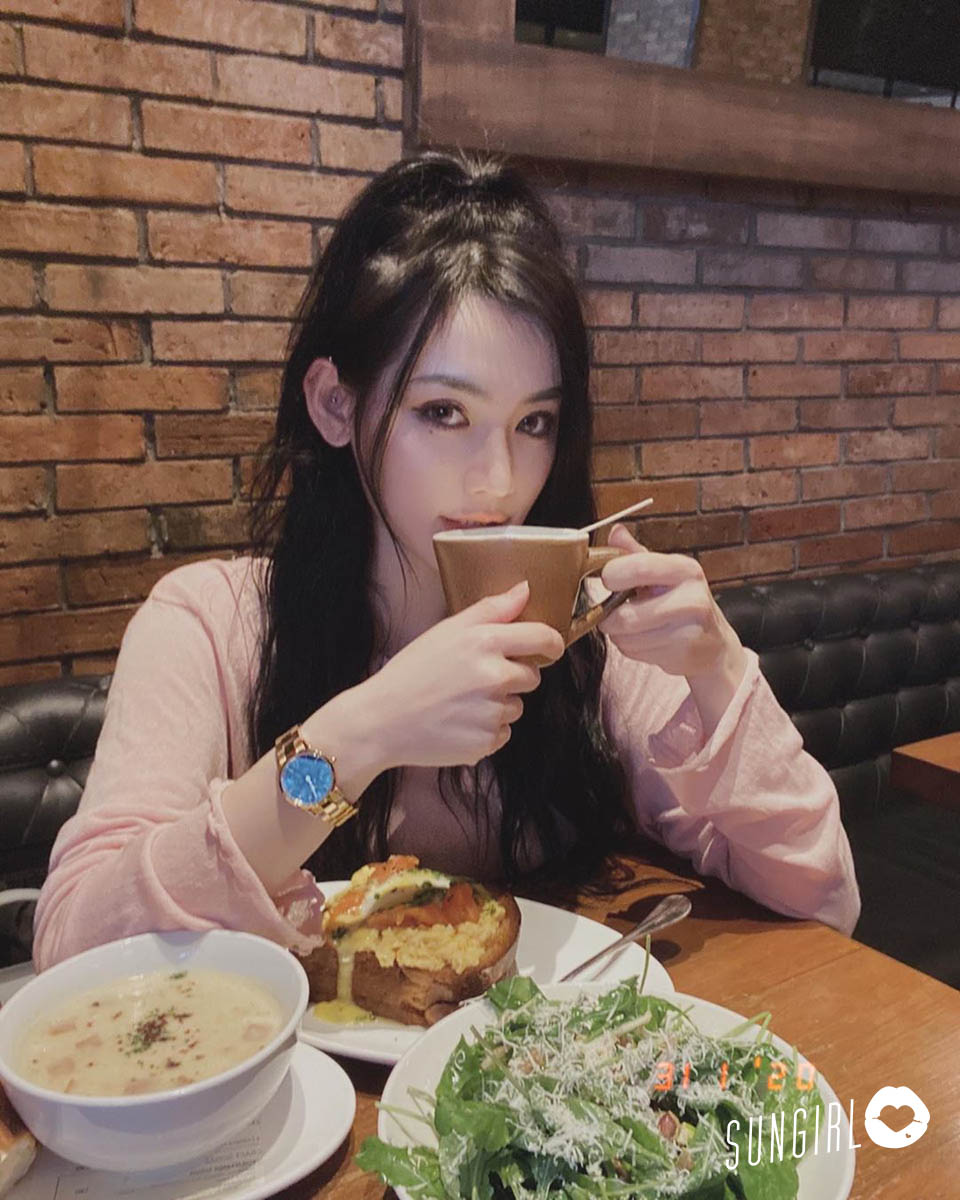 Hsinlin, as if surprised Angelababy, pink jacket with snow milk, smiling and sweet and sweet!-第1章-图片1