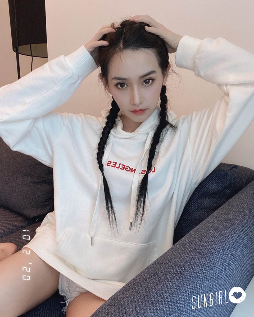 Hsinlin, as if surprised Angelababy, pink jacket with snow milk, smiling and sweet and sweet!-第1章-图片3