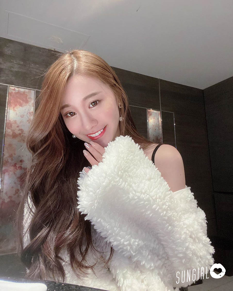 Hsinlin, as if surprised Angelababy, pink jacket with snow milk, smiling and sweet and sweet!-第1章-图片9