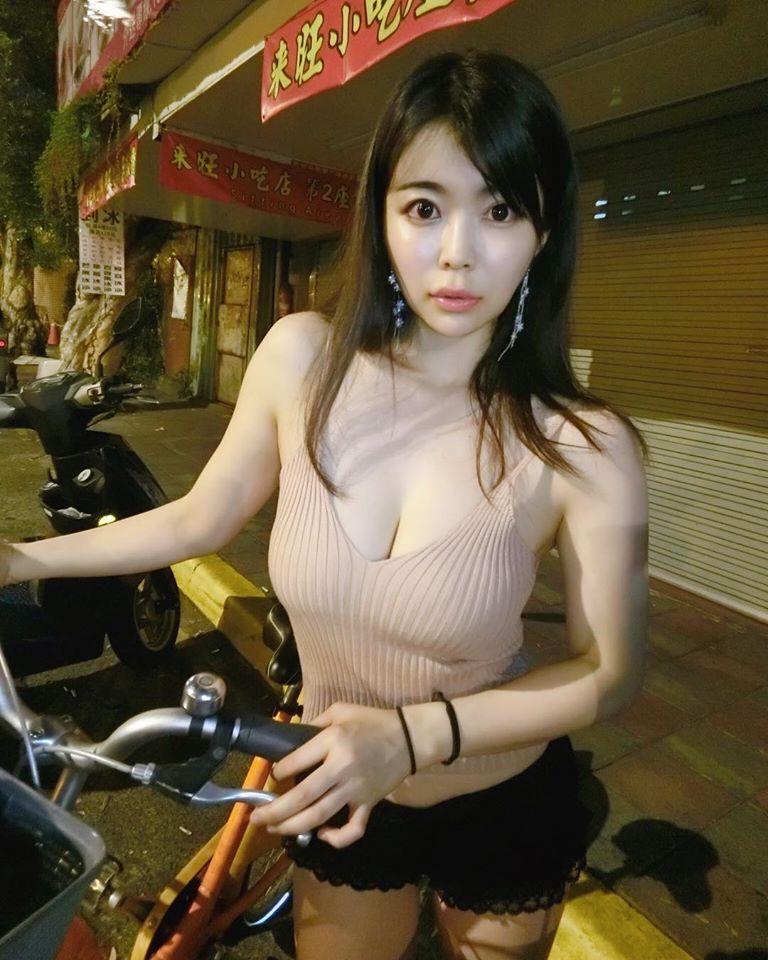 女星衣服太短剩一半... 超巨南半球直接掉出！-第1章-图片7