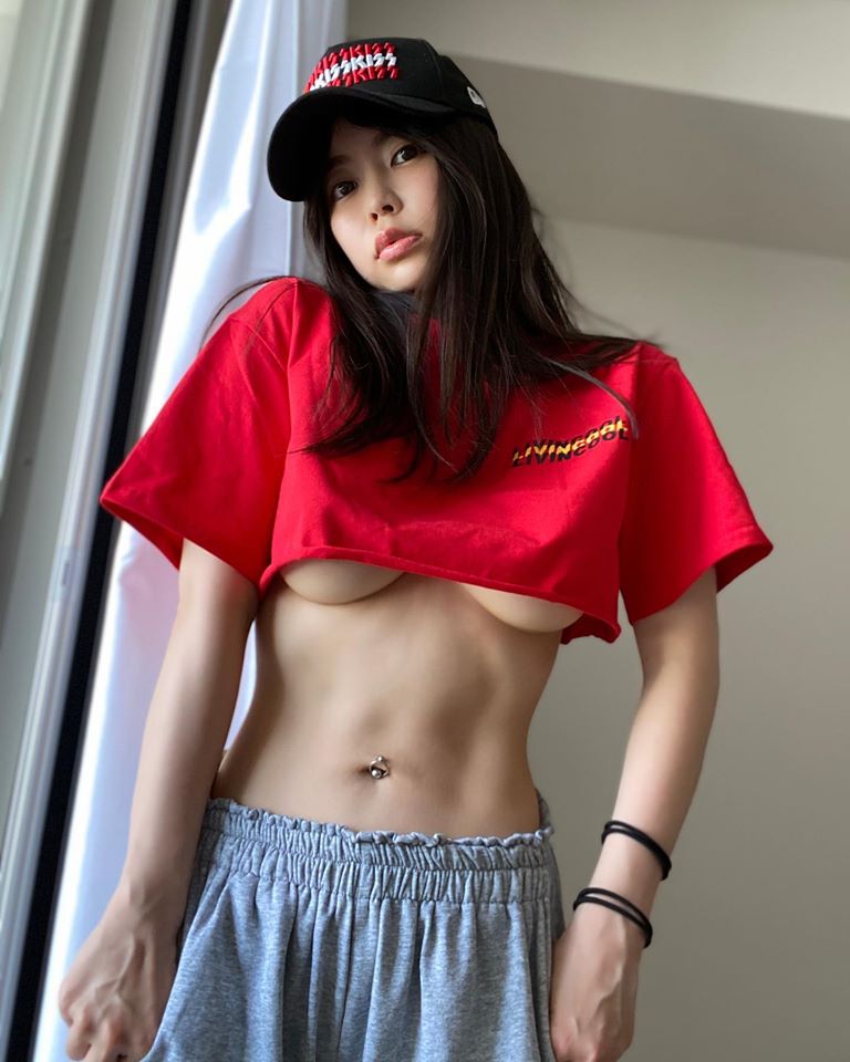 女星衣服太短剩一半... 超巨南半球直接掉出！-第1章-图片1