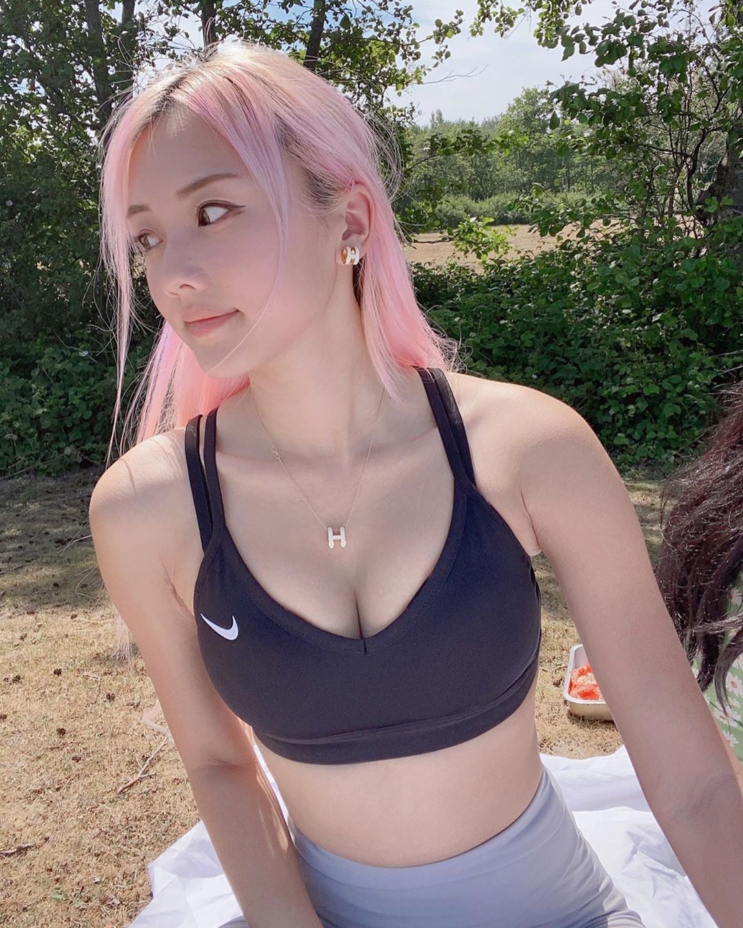 超兇混血妹沒扣上衣 大奶炸出包不住-第1章-图片4