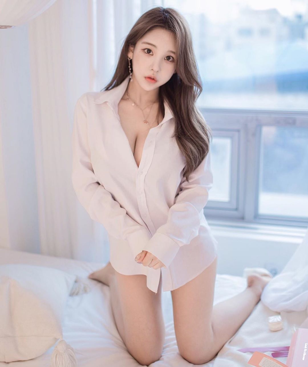 女秘書穿OL裝襯衫沒扣　黑色Bra跑出還用深溝夾住員工證綁繩辣翻-第1章-图片12