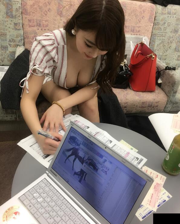 和同事開會無法專心！性感「正妹OL」低胸露深溝　飽滿乳球差點掉出！-第1章-图片1