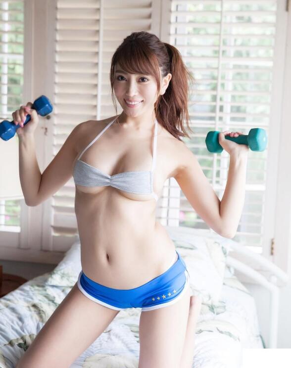 和同事開會無法專心！性感「正妹OL」低胸露深溝　飽滿乳球差點掉出！-第1章-图片4