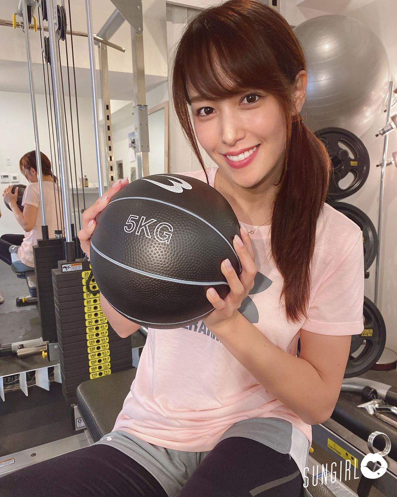 鷲見玲奈、女主播緊身針織衫打乒乓球胸前的球劇烈搖晃!-第1章-图片3