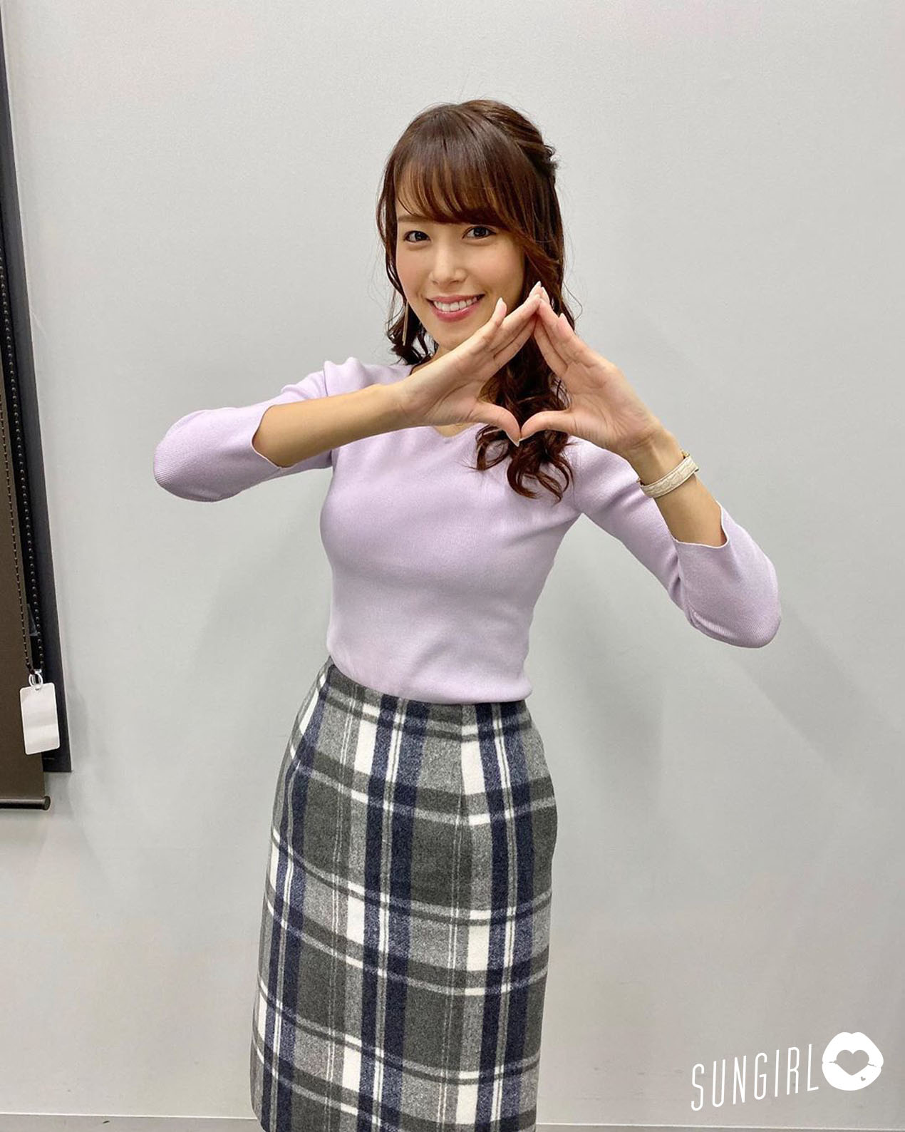 鷲見玲奈、女主播緊身針織衫打乒乓球胸前的球劇烈搖晃!-第1章-图片2