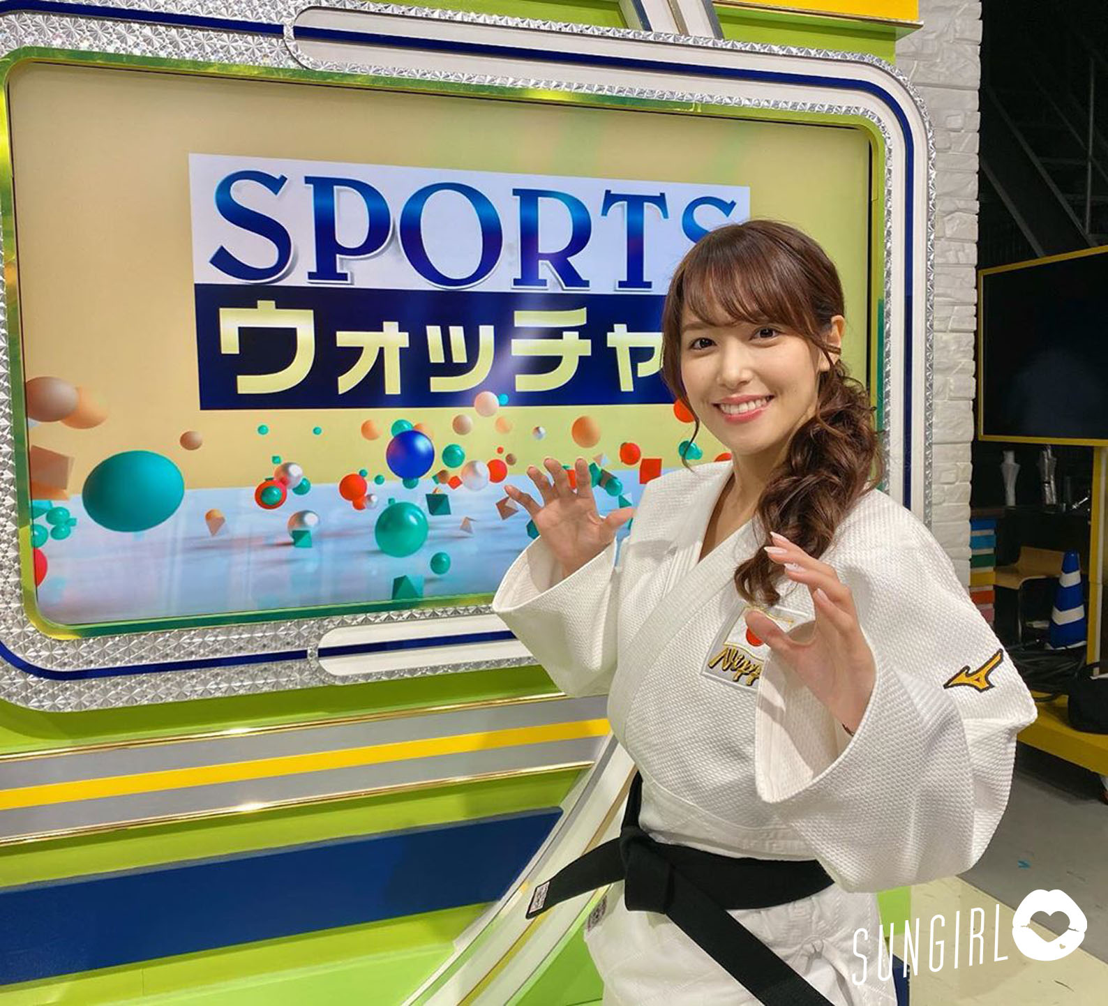 鷲見玲奈、女主播緊身針織衫打乒乓球胸前的球劇烈搖晃!-第1章-图片9