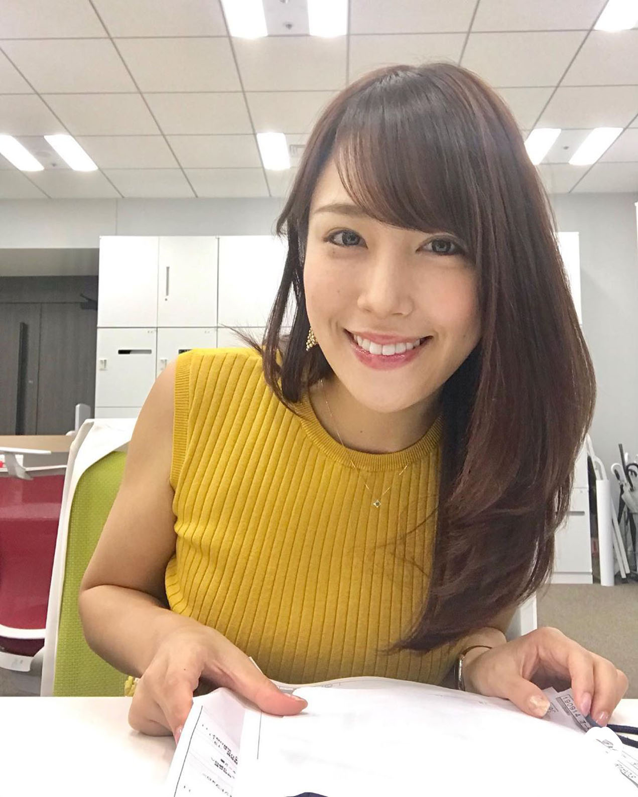 鷲見玲奈、女主播緊身針織衫打乒乓球胸前的球劇烈搖晃!-第1章-图片10