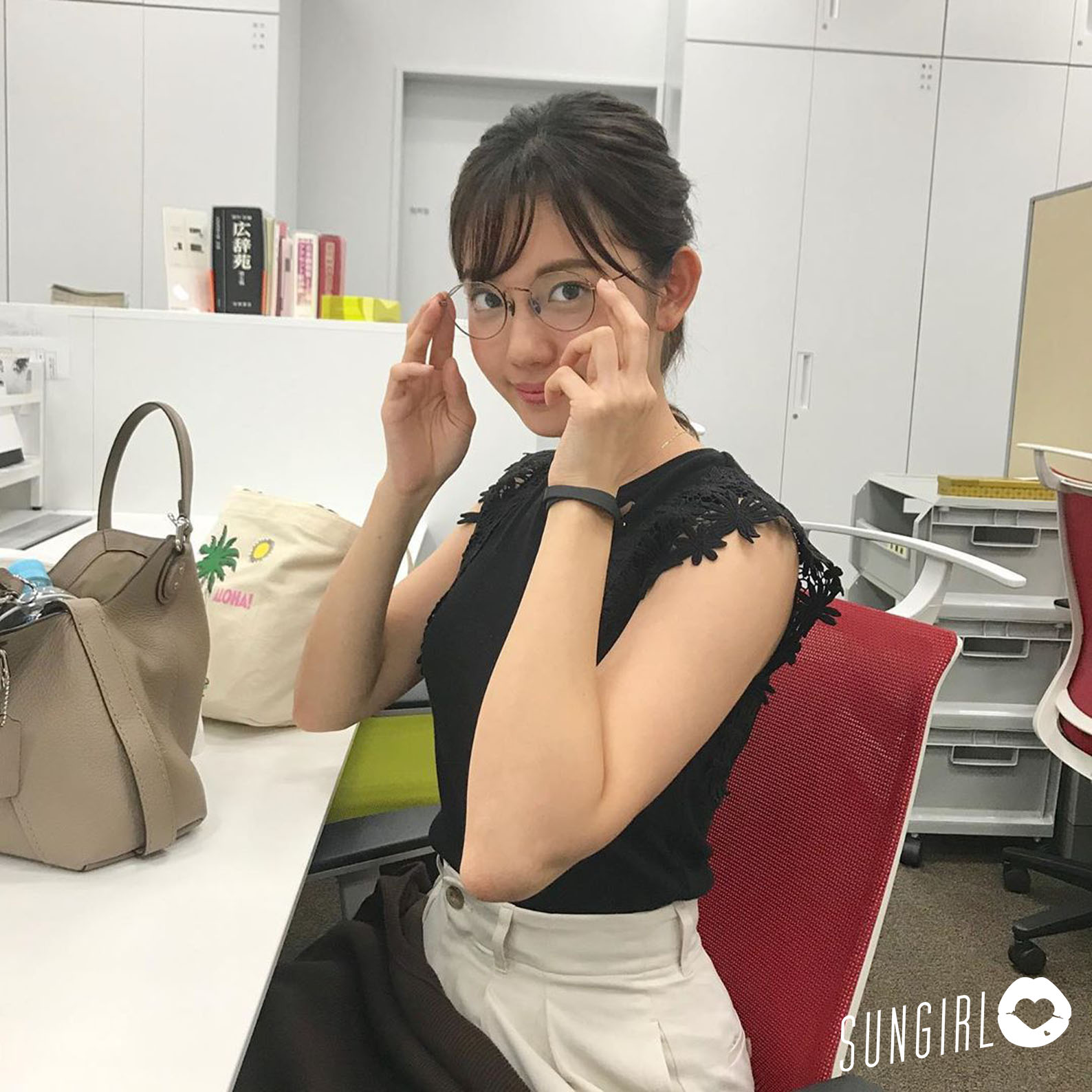 鷲見玲奈、女主播緊身針織衫打乒乓球胸前的球劇烈搖晃!-第1章-图片12