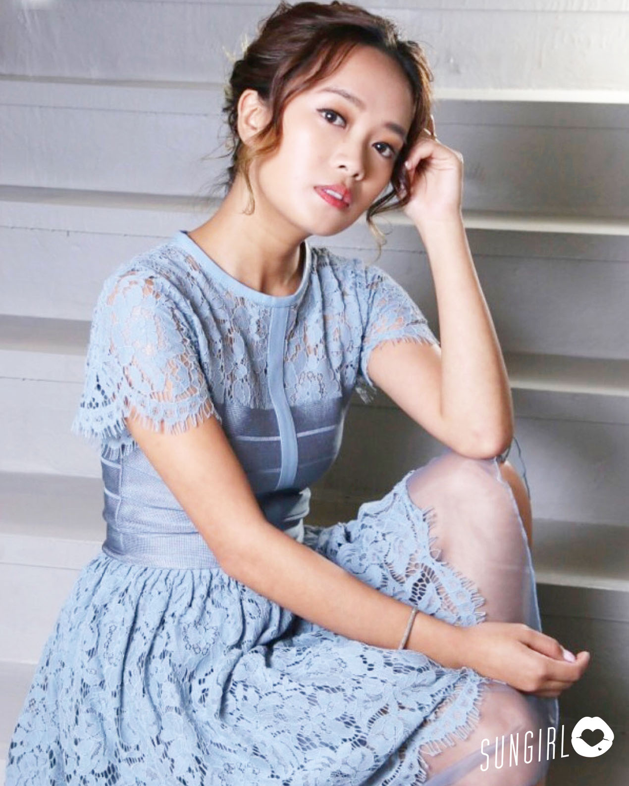 香港正妹 陳俞希、寫真模特兒性感短裙轉戰主持圈-第1章-图片1