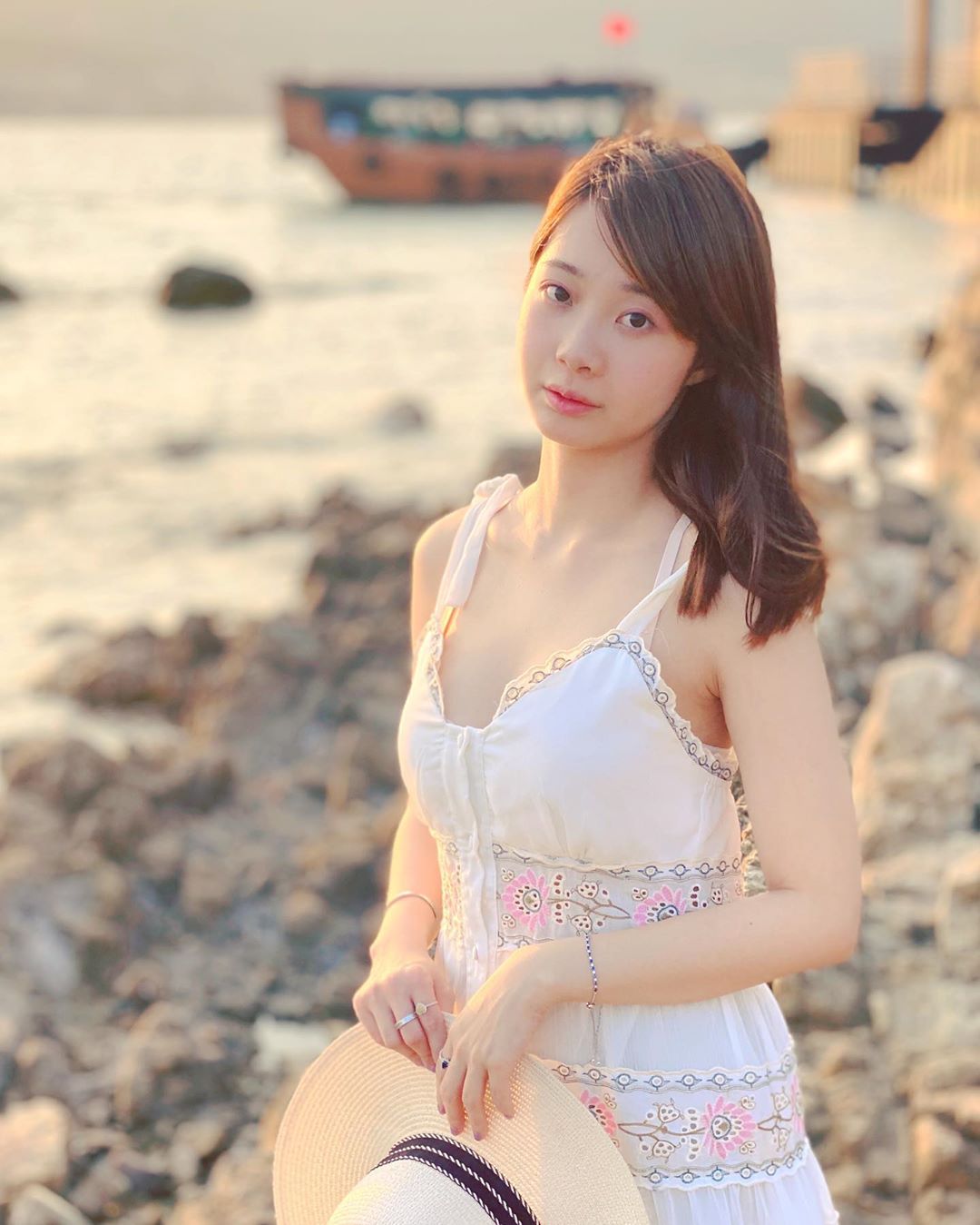 對面陽台正妹二節式上衣... 性感小蠻腰與小屁屁大方秀-第1章-图片9