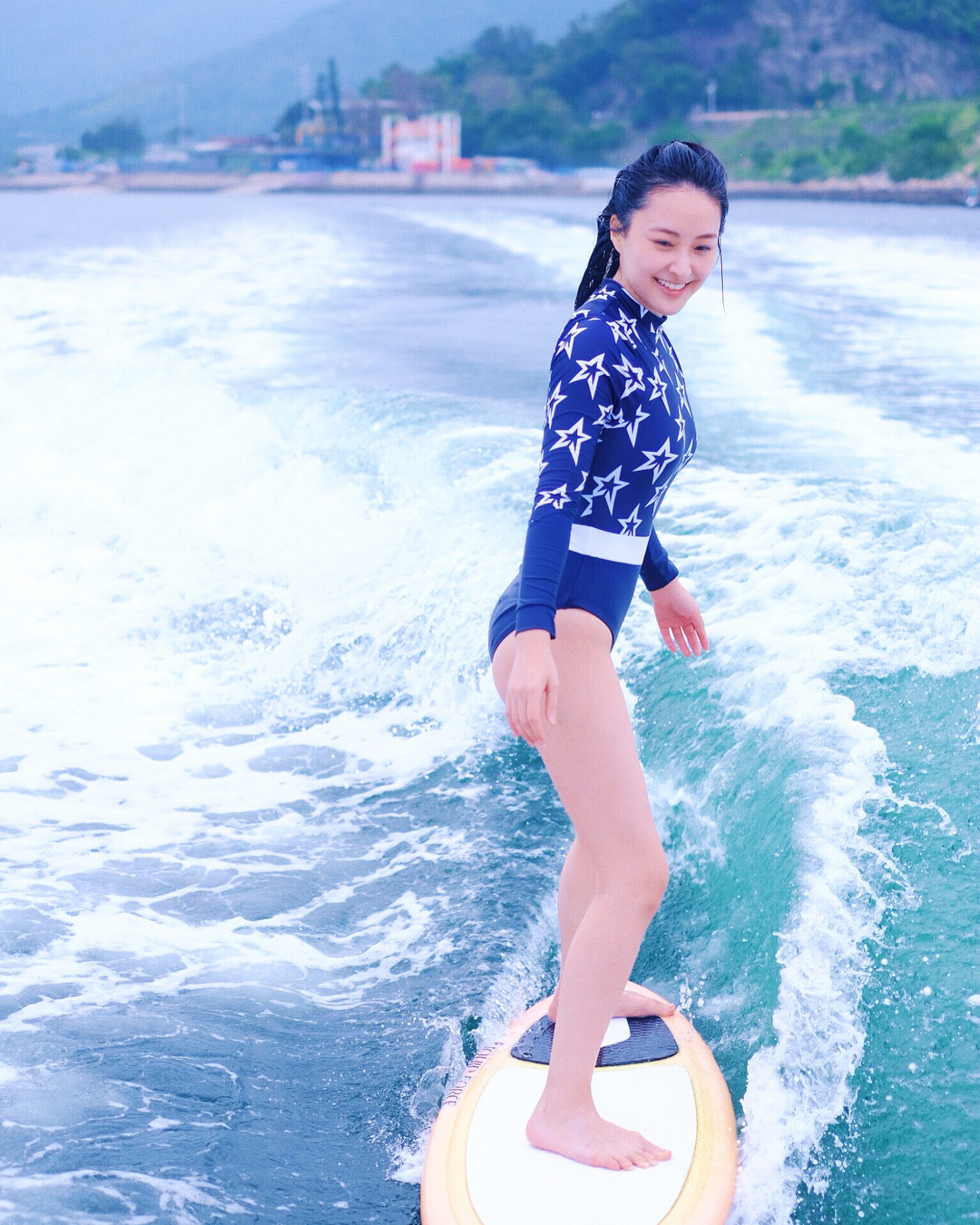 正妹小背心加熱褲驚現美腿.....-第1章-图片3