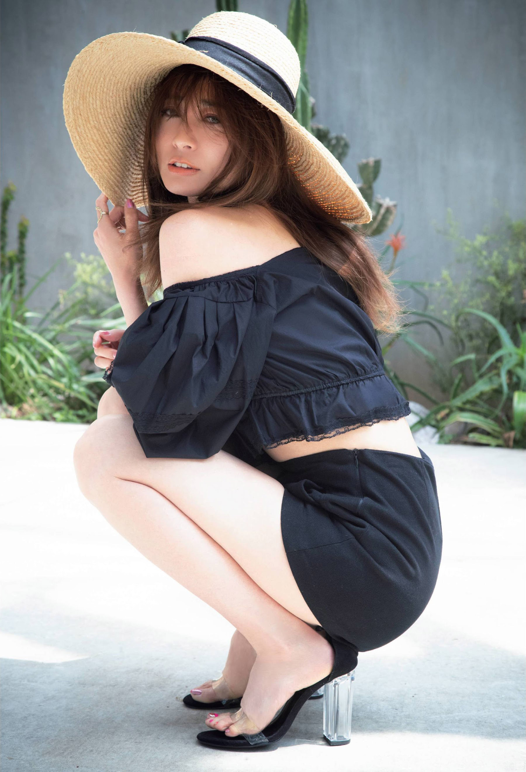 新山千春 １７年ぶりのグラビアで谷間＆透け尻-第1章-图片2