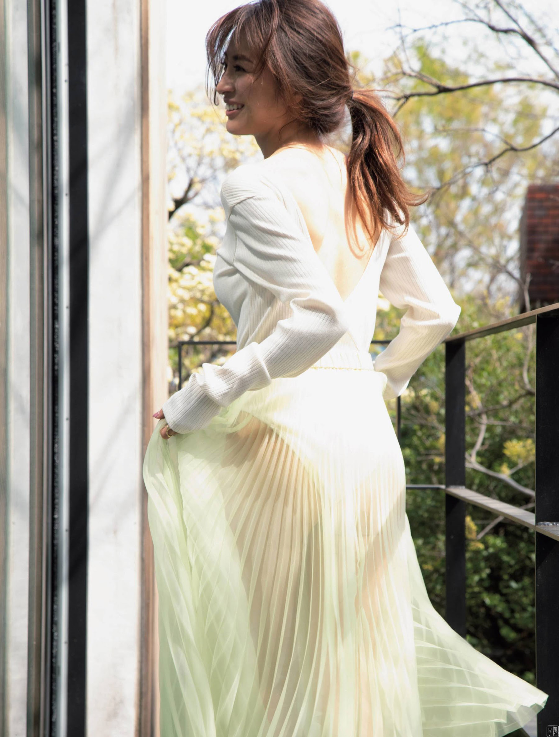 新山千春 １７年ぶりのグラビアで谷間＆透け尻-第1章-图片5