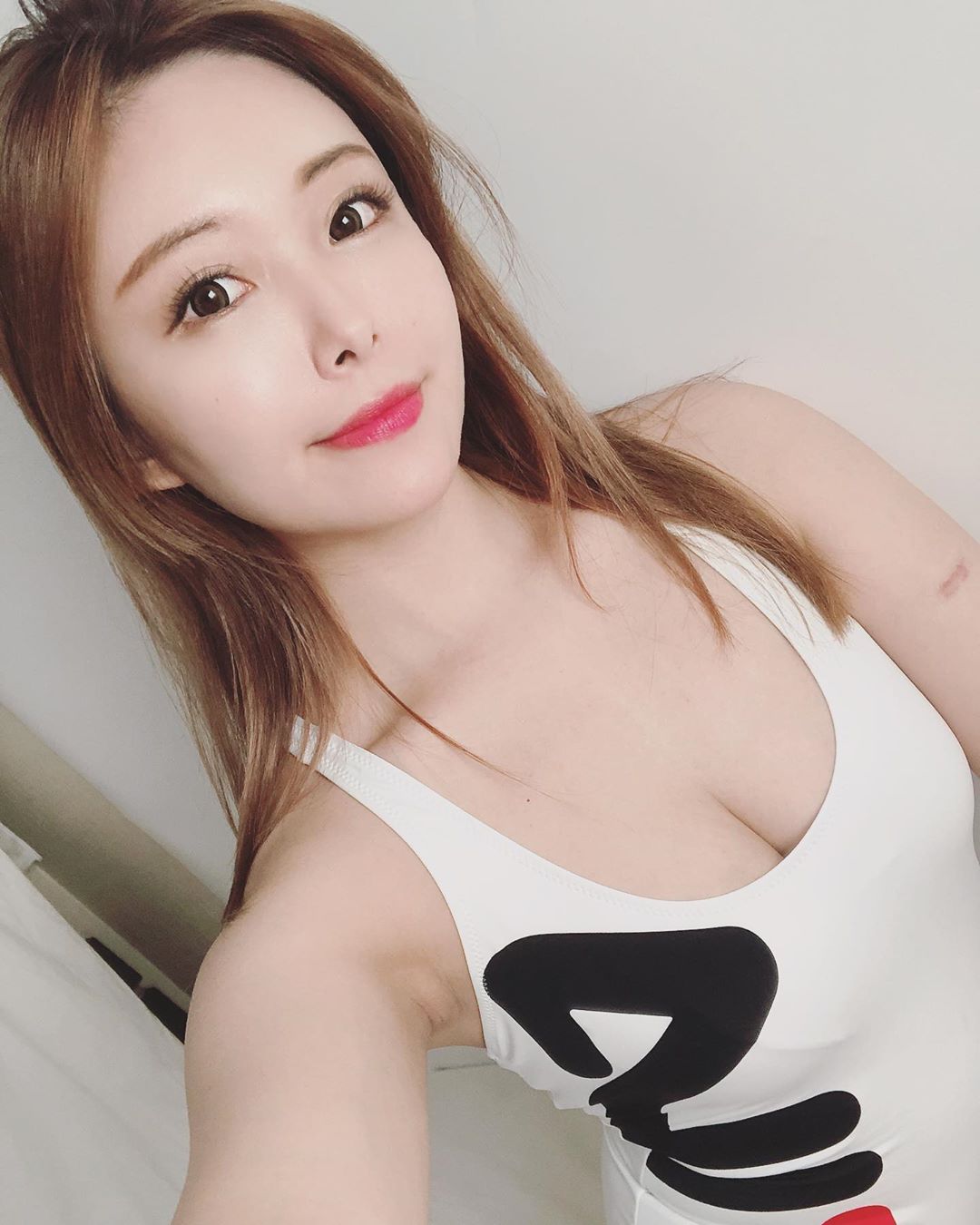 正妹小背心刷牙滴牙膏 太性感了-第1章-图片3