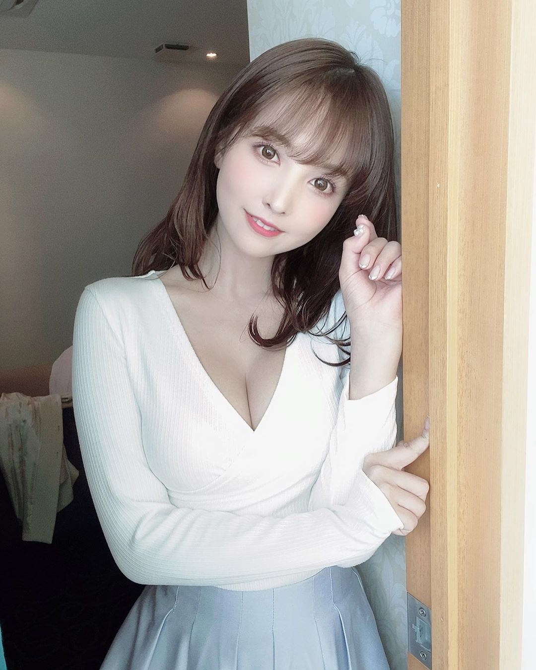 三上老師分享刷牙教學 白色性感低胸衫-第1章-图片8