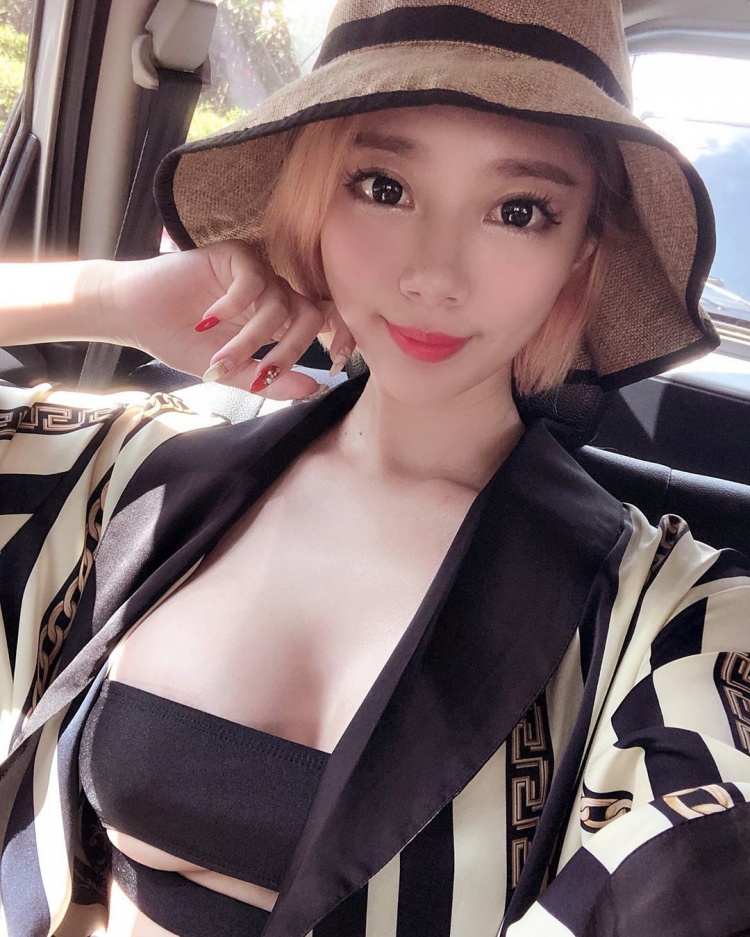 短髮妹超懂玩...丁字褲出遊超翹美尻-第1章-图片9