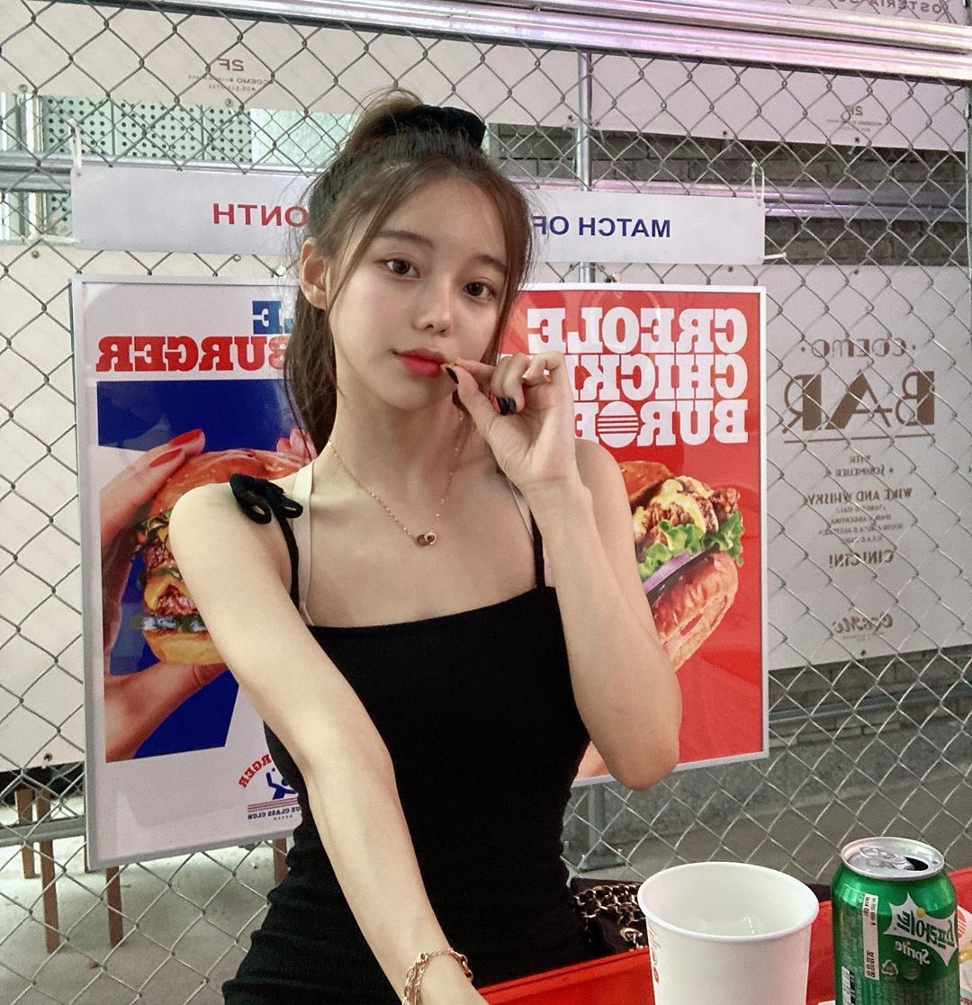 咖啡廳「超胸小姊姊」oxxooi逆天顏值太撩人-第1章-图片6