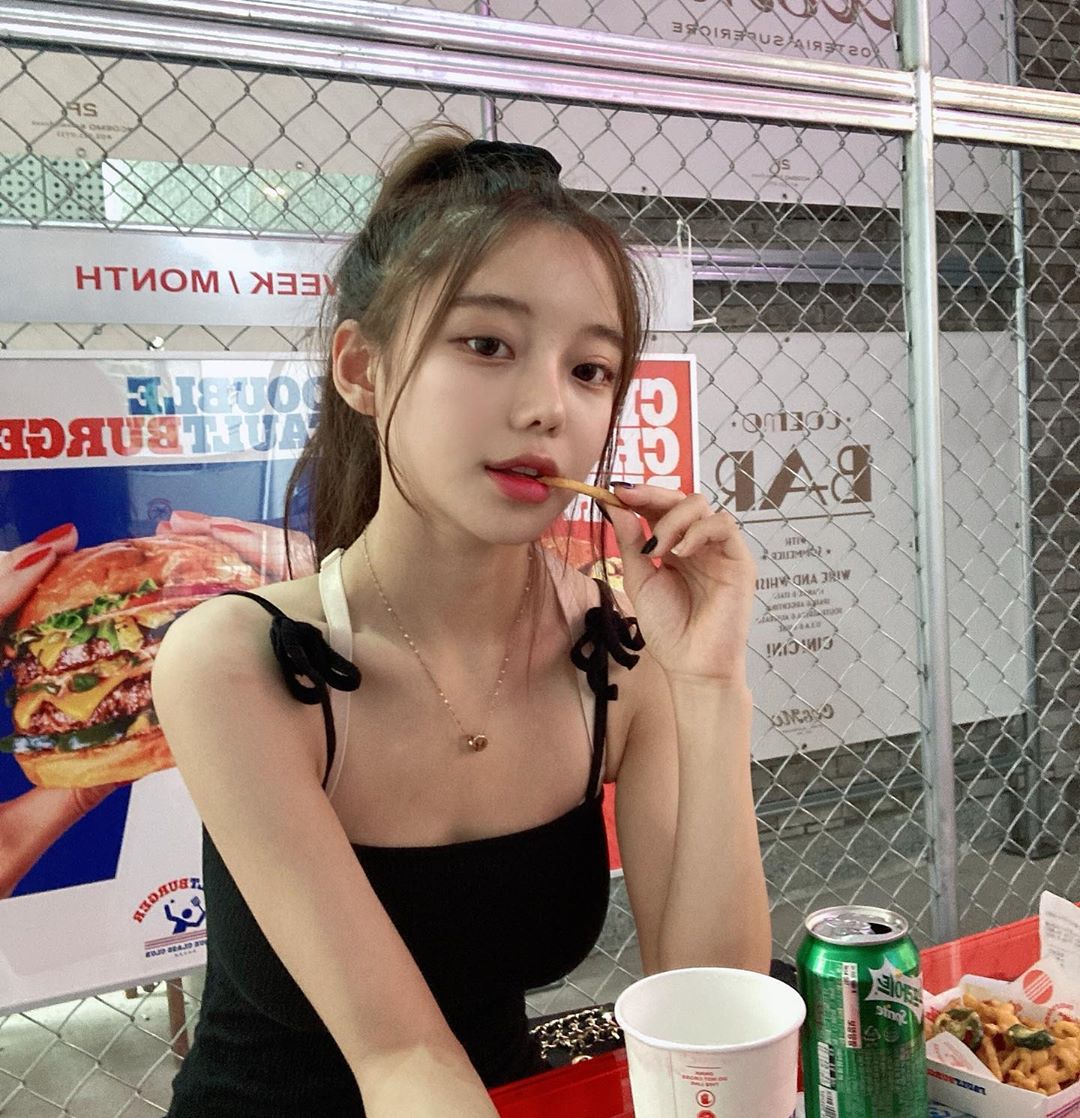 咖啡廳「超胸小姊姊」oxxooi逆天顏值太撩人-第1章-图片8