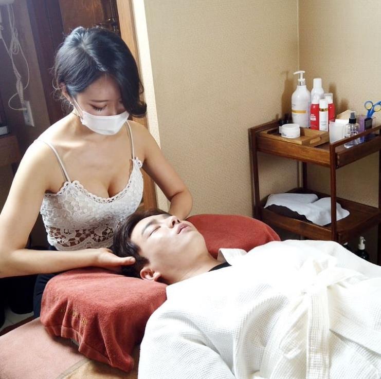 頭部按摩正妹...原來是韓國泡菜-第1章-图片1