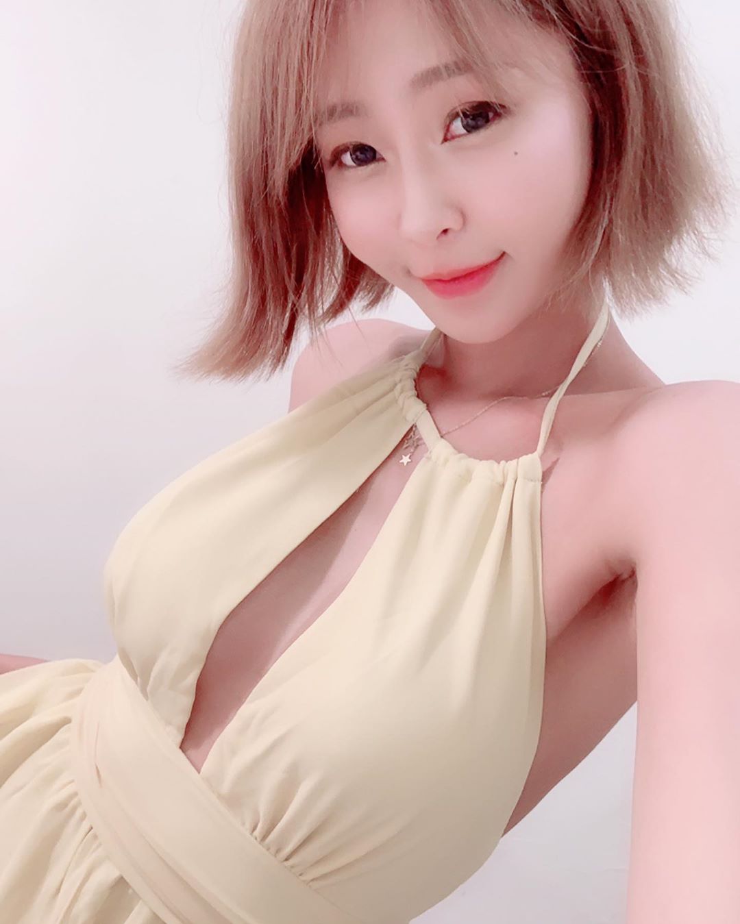小雪 渾圓嫩奶+白嫩長腿太逆天!網:缺男友嗎?-第1章-图片20