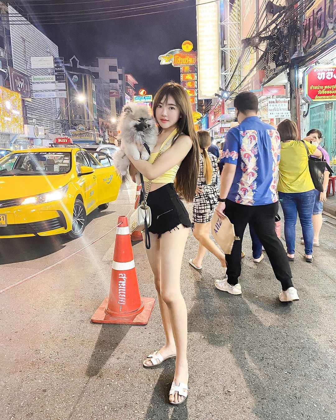 泰國「長髮美腿妹」strong_kanoktip去哪都要帶萌犬