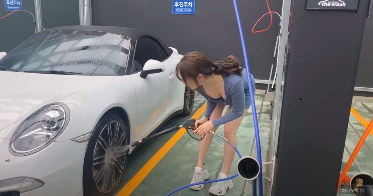 自助洗車驚見隔壁顧客是「爆乳妹」Jena