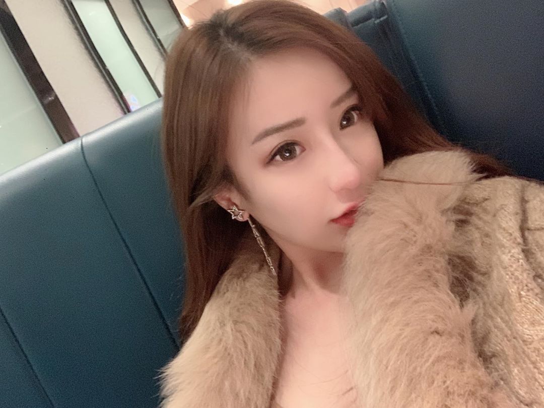 Janeouyang's deep white chest is appealing.-第1章-图片18
