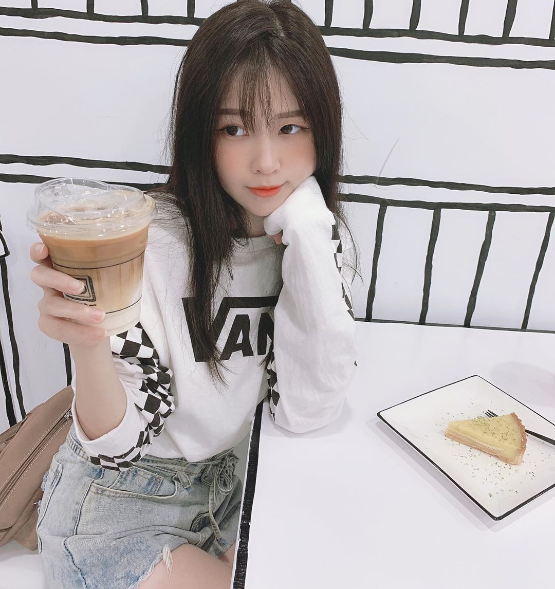 Chiu Tzu 邱邱 大秀兩顆雪白兩粒擋不住-第1章-图片3