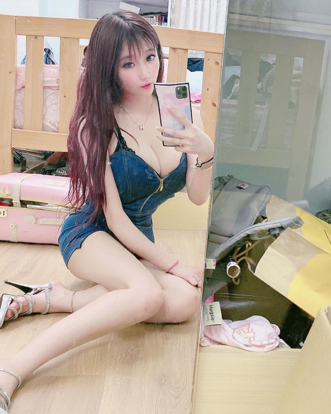 林柔柔Mia 好想幫她解放胸前雙乳....這車頭燈太閃-第1章-图片4