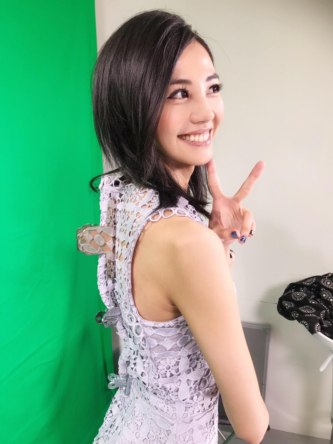 腿神主持美女 安娜 看著他主持會無法專心-第1章-图片5