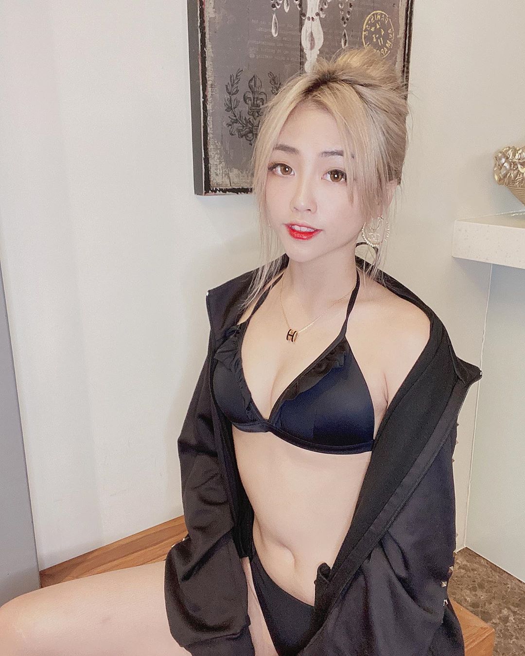 李益其 泳池超火辣視角 渾圓胸型曝光 ...-第1章-图片16