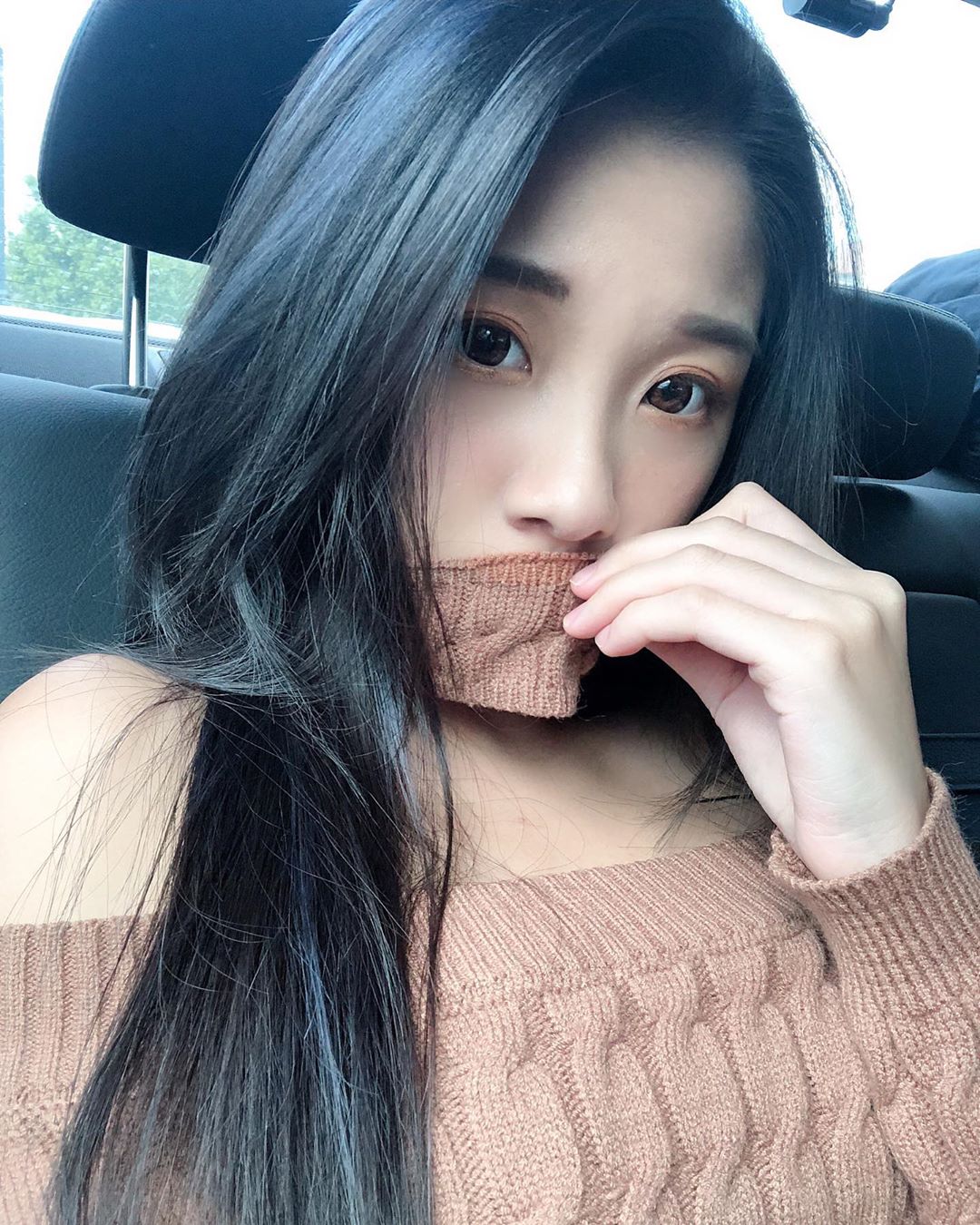 小莓 泳池邊大曬出雪乳....火辣到破表-第1章-图片1