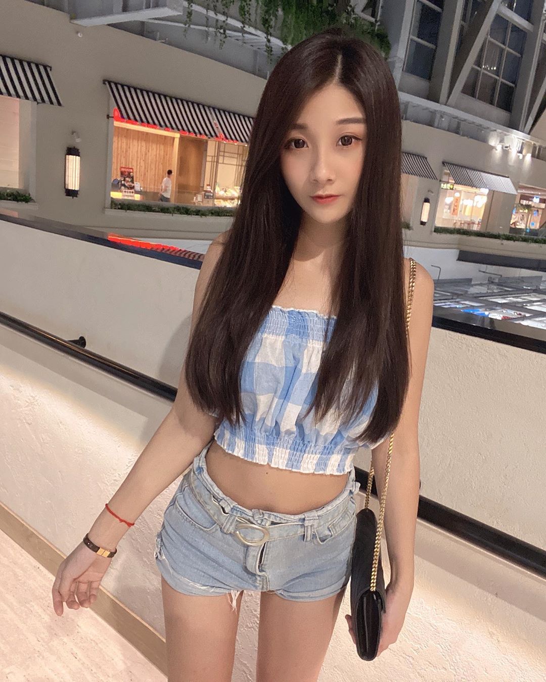 小莓 泳池邊大曬出雪乳....火辣到破表-第1章-图片6