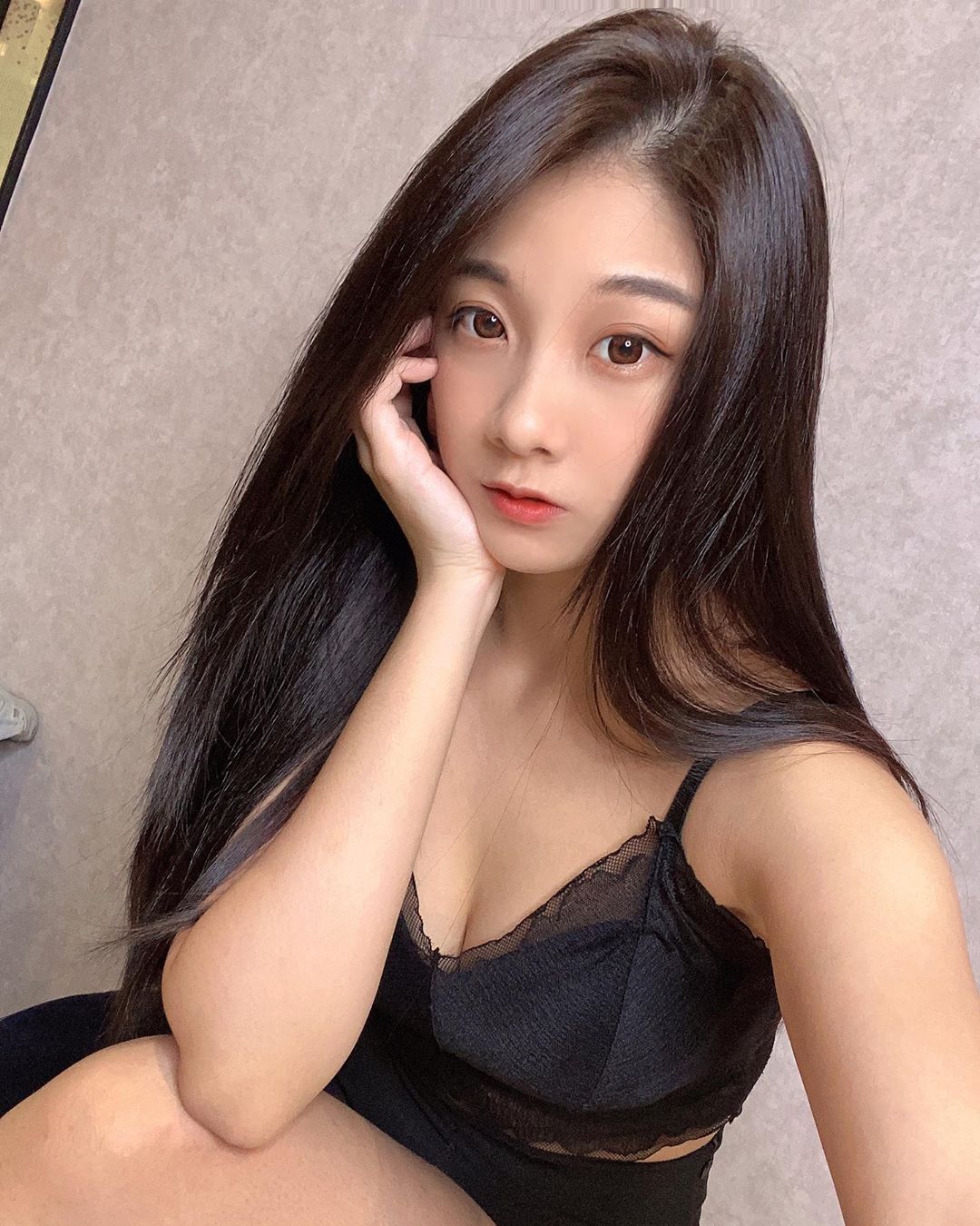 小莓 泳池邊大曬出雪乳....火辣到破表-第1章-图片7