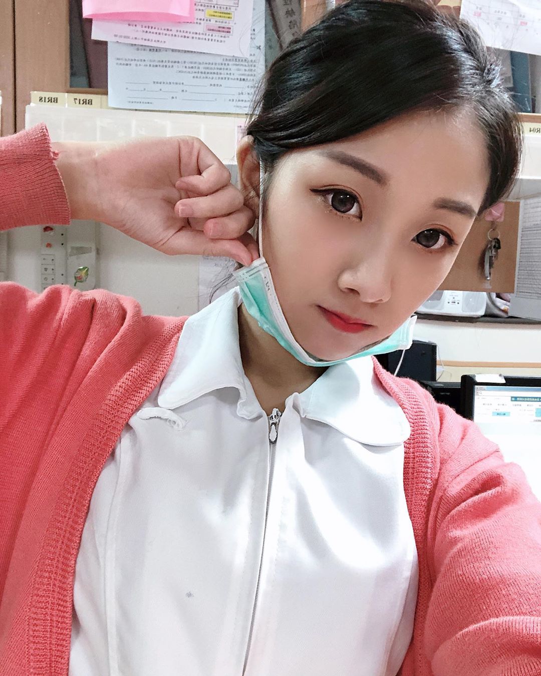 小莓 泳池邊大曬出雪乳....火辣到破表-第1章-图片9