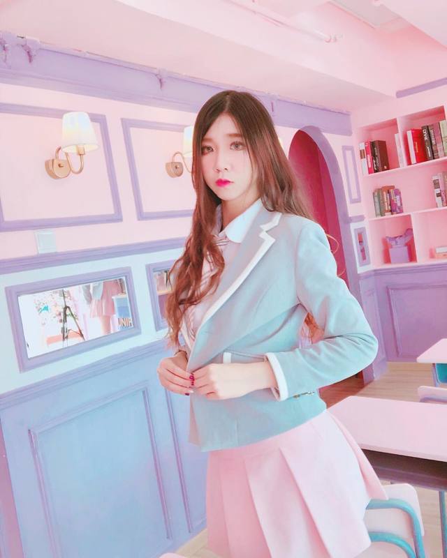 香港大尺正妹「Chloe寶寶」太過激情誘人 歡迎來到腿控的天堂