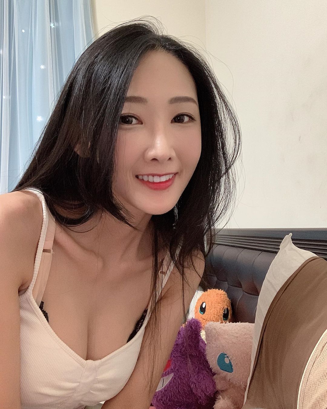 蕎蕎 「嫩白長輩掉出」乳量超豐滿...衣服快撐爆-第1章-图片2