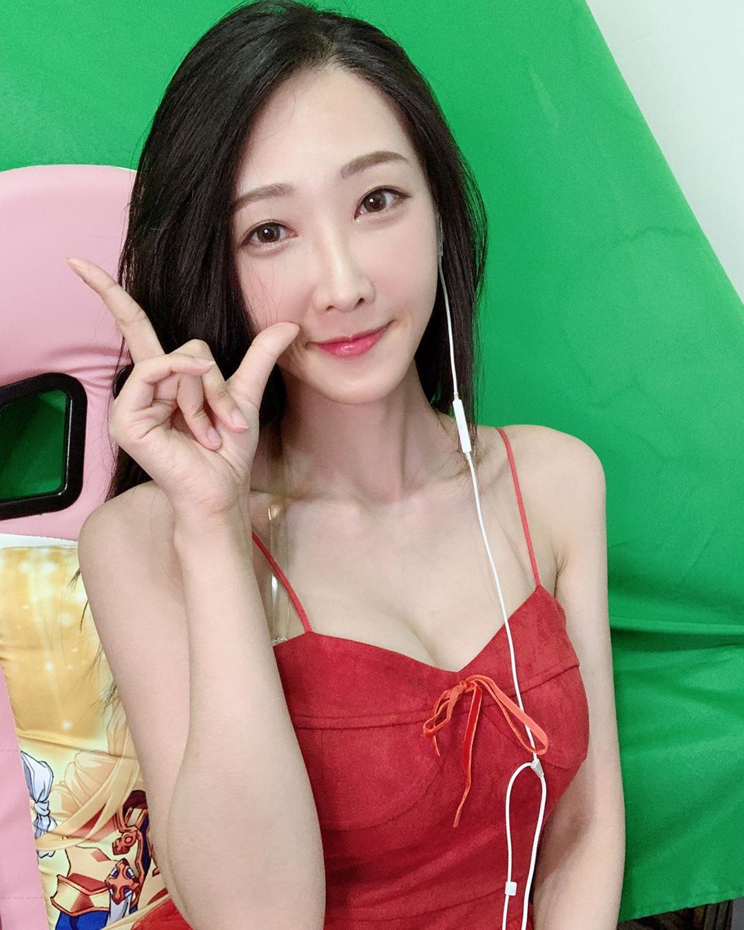 蕎蕎 「嫩白長輩掉出」乳量超豐滿...衣服快撐爆-第1章-图片7