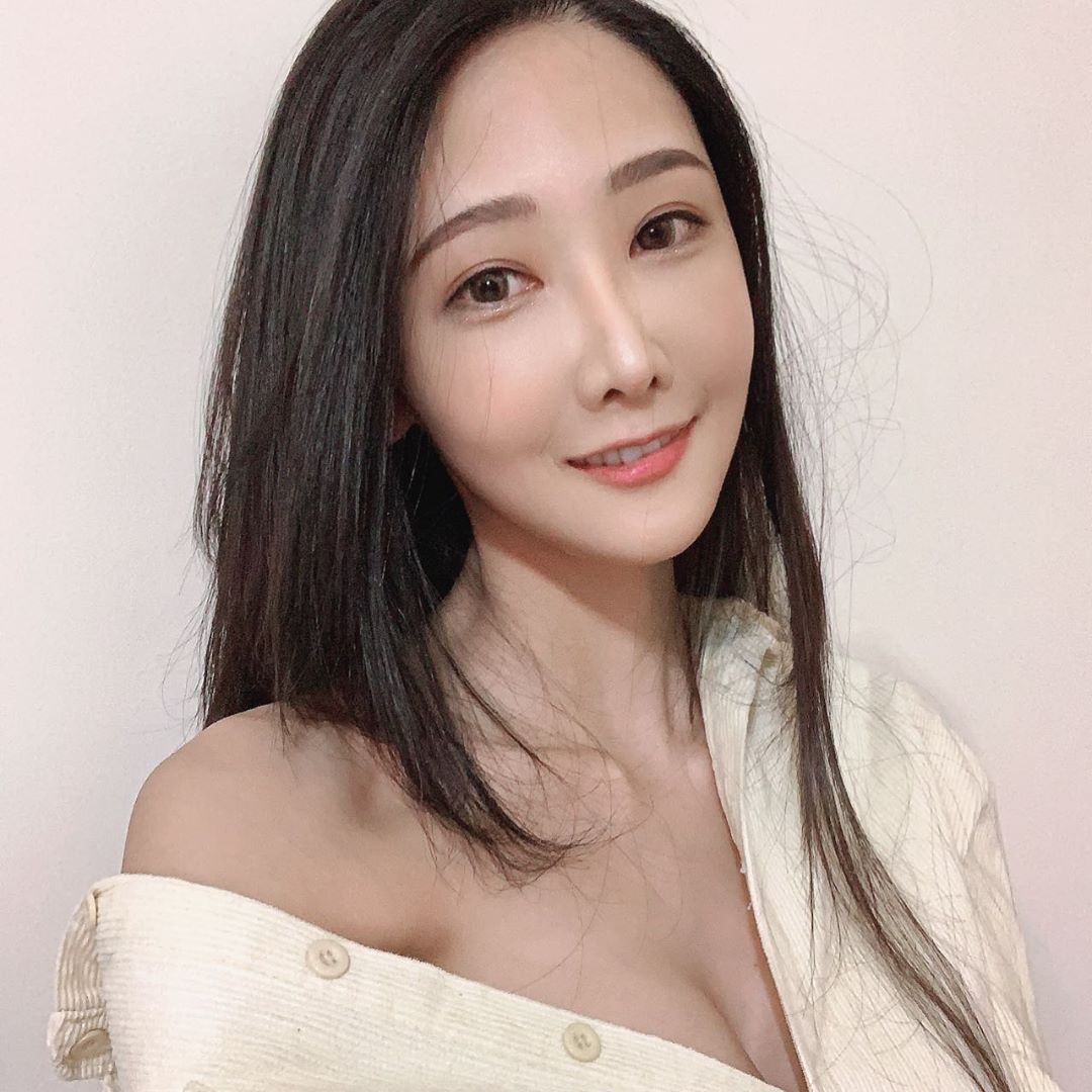 蕎蕎 「嫩白長輩掉出」乳量超豐滿...衣服快撐爆-第1章-图片13